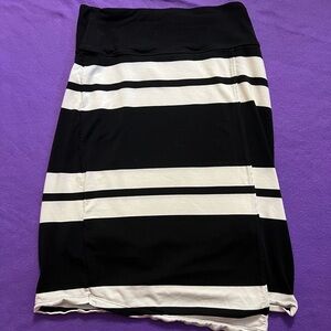 Athleta size extra small black and white skirt.
